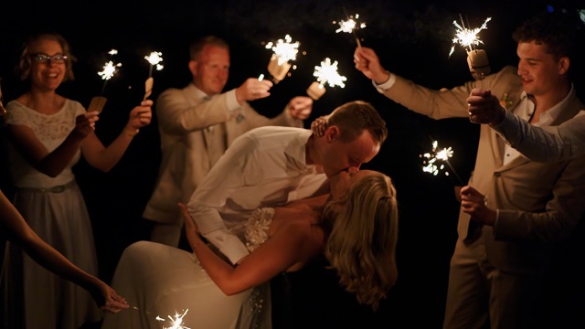 hochzeitsfilm-leipzig-hollywood-kiss-im-wunderkerzenschein