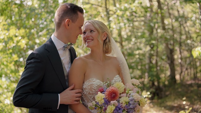 hochzeitsvideo jena brautpaar schaut sich an